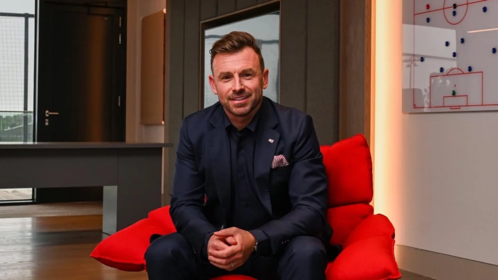 Julian Ward præsenteres i Liverpool.
