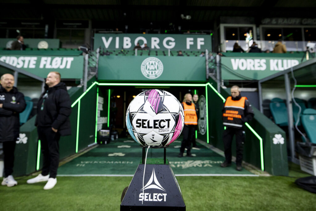 Kampbolden fra opgøret mellem Viborg FF og FC Midtjylland i Superligaen den 10. november 2026.