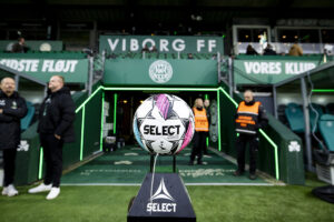 Kampbolden fra opgøret mellem Viborg FF og FC Midtjylland i Superligaen den 10. november 2026.