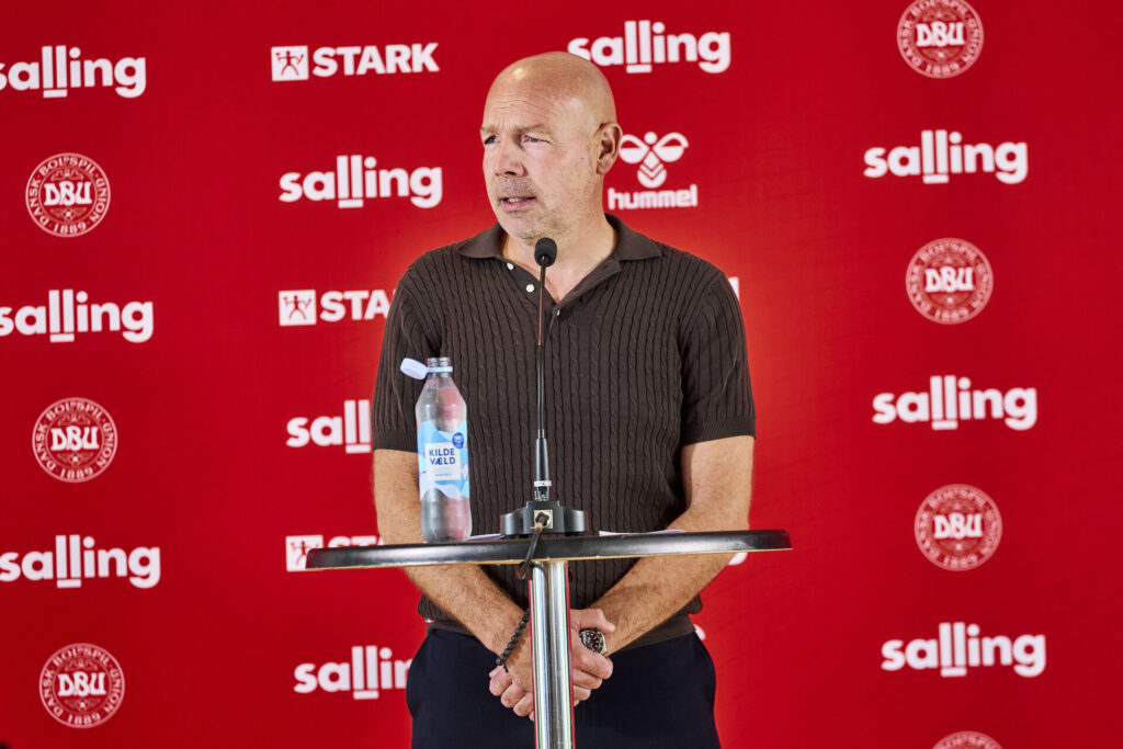 Brian Riemer står og kigger.