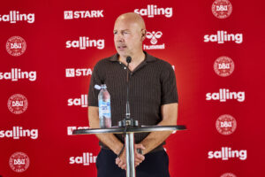 Brian Riemer står og kigger.