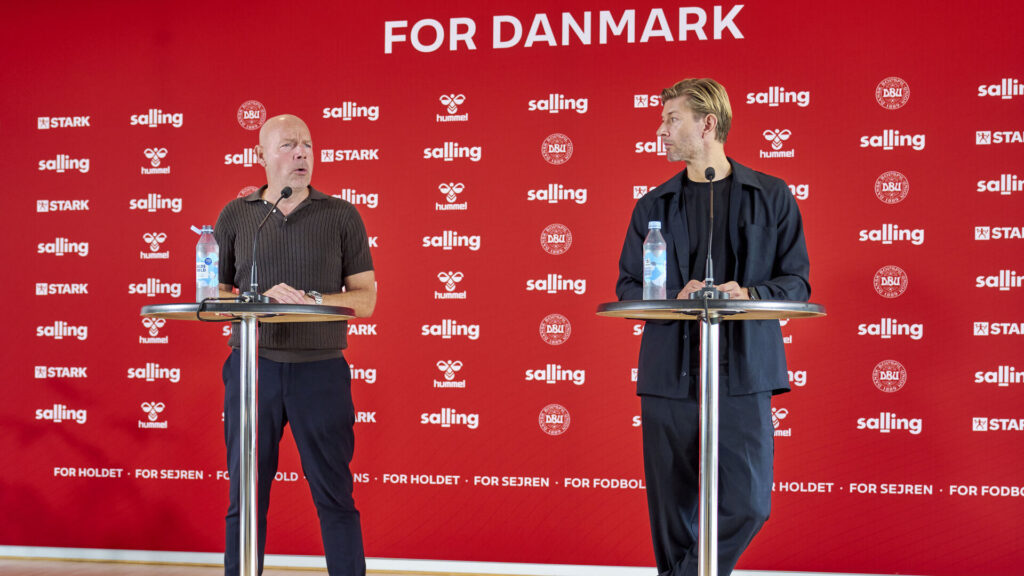 Brian Riemer sammen med landsholdets presseansvarlige under præsentationen af truppen