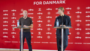 Brian Riemer sammen med landsholdets presseansvarlige under præsentationen af truppen