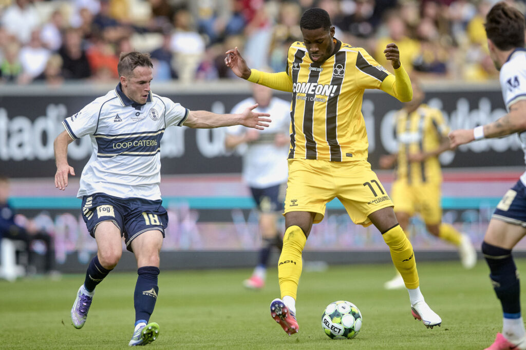 Kelvin Ehibhatiomhan i kamp for AC Horsens.