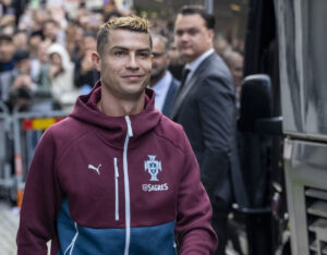 Cristiano Ronaldo på vej til træning i Parken.