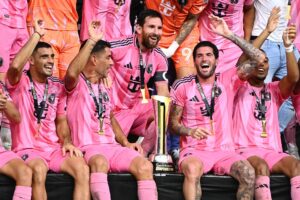 Lionel Messi og holdkammerater jubler.