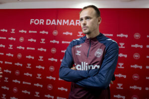 Mikkel Damsgaard står med armene over kors.