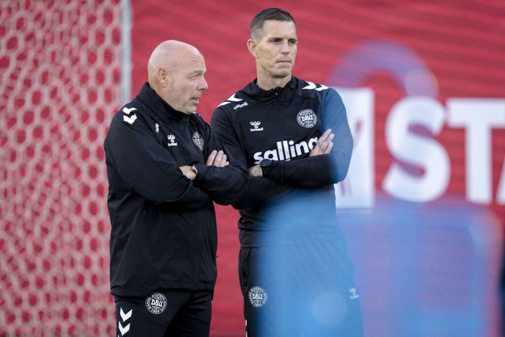 Brian Riemer ved siden af Daniel Agger på træningsbanen.