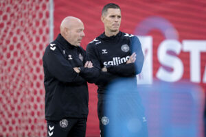Brian Riemer ved siden af Daniel Agger på træningsbanen.