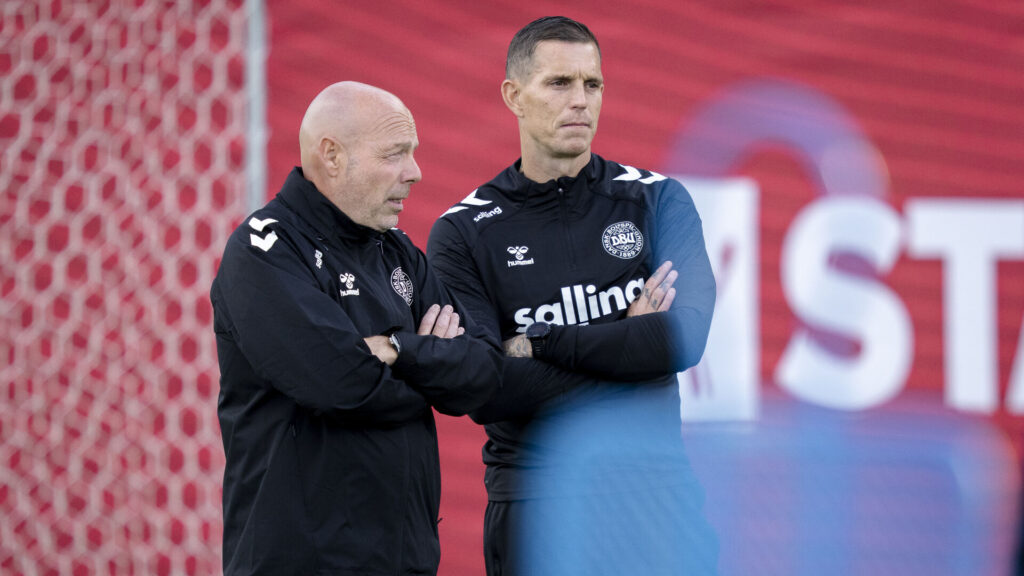 Brian Riemer taler med Daniel Agger.