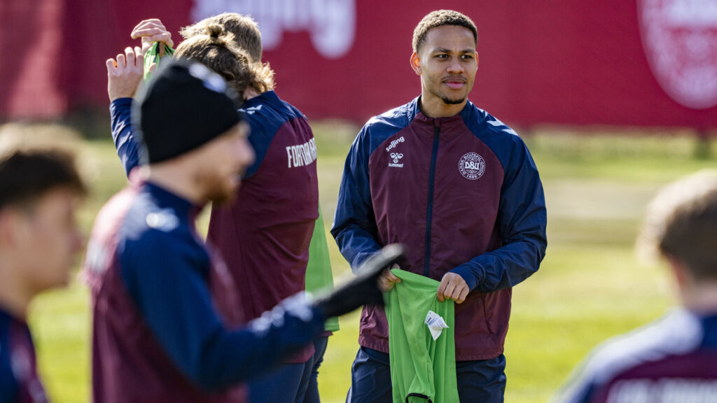 Nikolas Nartey træner med det danske landshold