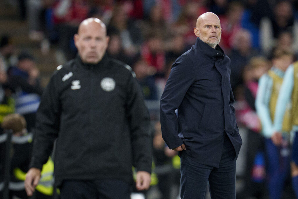 Ståle Solbakken og Brian Riemer under Nations League-kampen mellem Danmark og Norge den 24. september 2026.