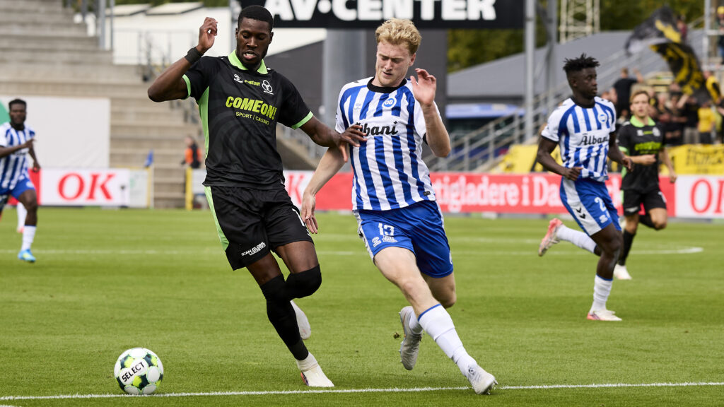 OB's Julius Askou forsøger på jagt efter bolden i en kamp mod AC Horsens