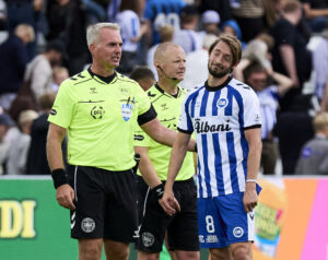 Rasmus Falk i samtale med dommeren under opgøret mellem OB og AC Horsens i Superligaen den 16. august 2026.