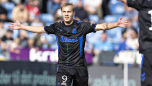 Topi Keskinen i en kamp for OB mod Randers FC
