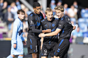 Topi Keskinen jubler med holdkammeraterne efter sin scoring i Superligakampen mod Randers den 13. september 2026.