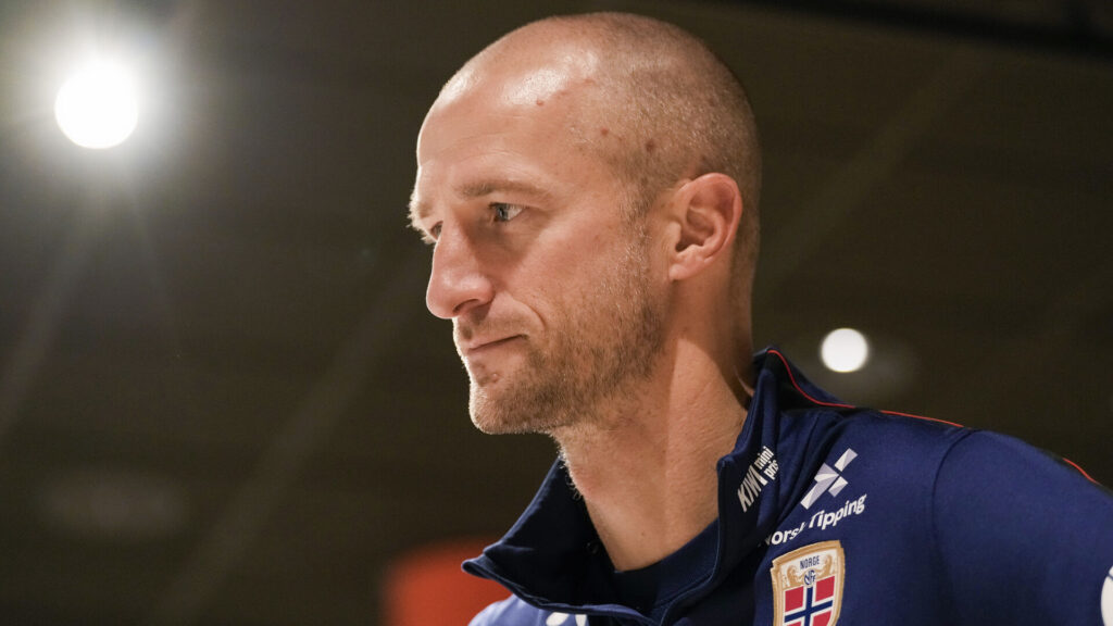 Norges assistenttræner Brede Hangeland under et interview