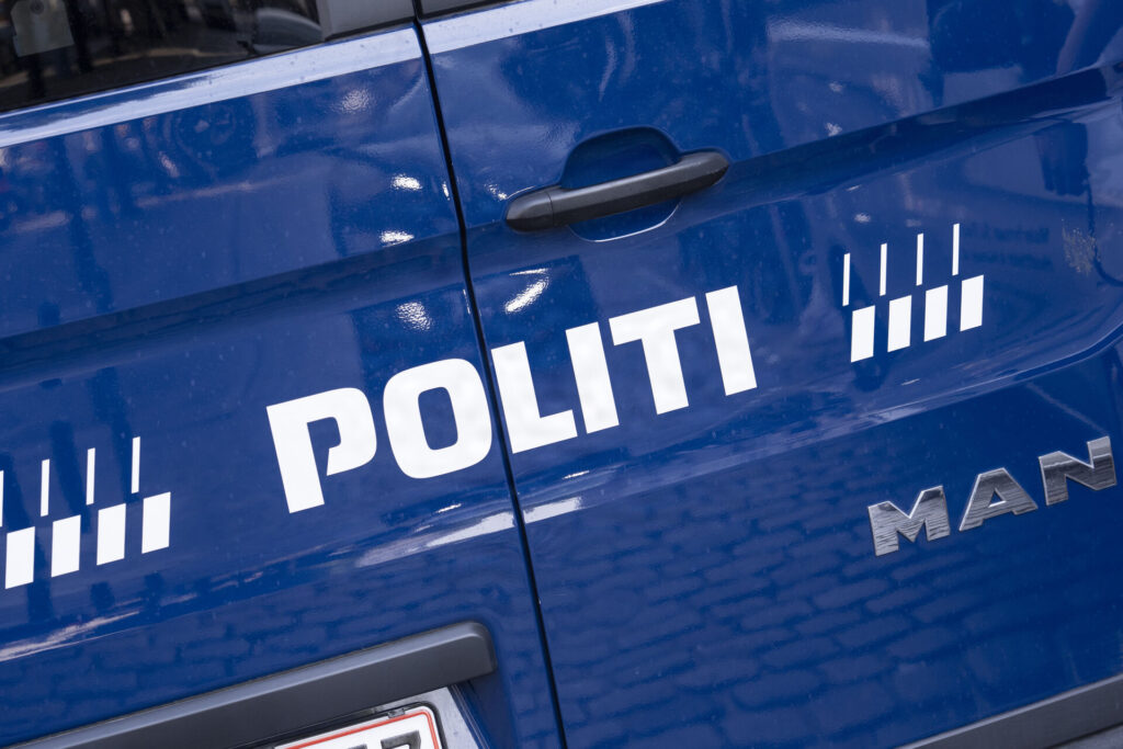 Billede af en blå politibil.