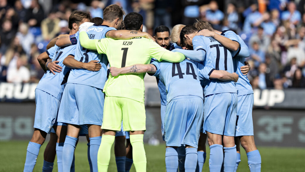 Randers FC-spillerne i en rundkreds.