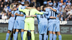 Randers FC-spillerne i en rundkreds.