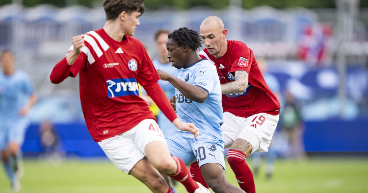Ude i 17 måneder: Lysner for SL-profiler Randers FCs Abdul Sulemana i kamp med Silkeborg IFs Jens Martin Gammelby og Alexander Busch under superliga playoff-kampen mellem Randers FC og Silkeborg IF på Ceres Park, Vejlby, Aarhus, søndag den 1. juni 2025.
