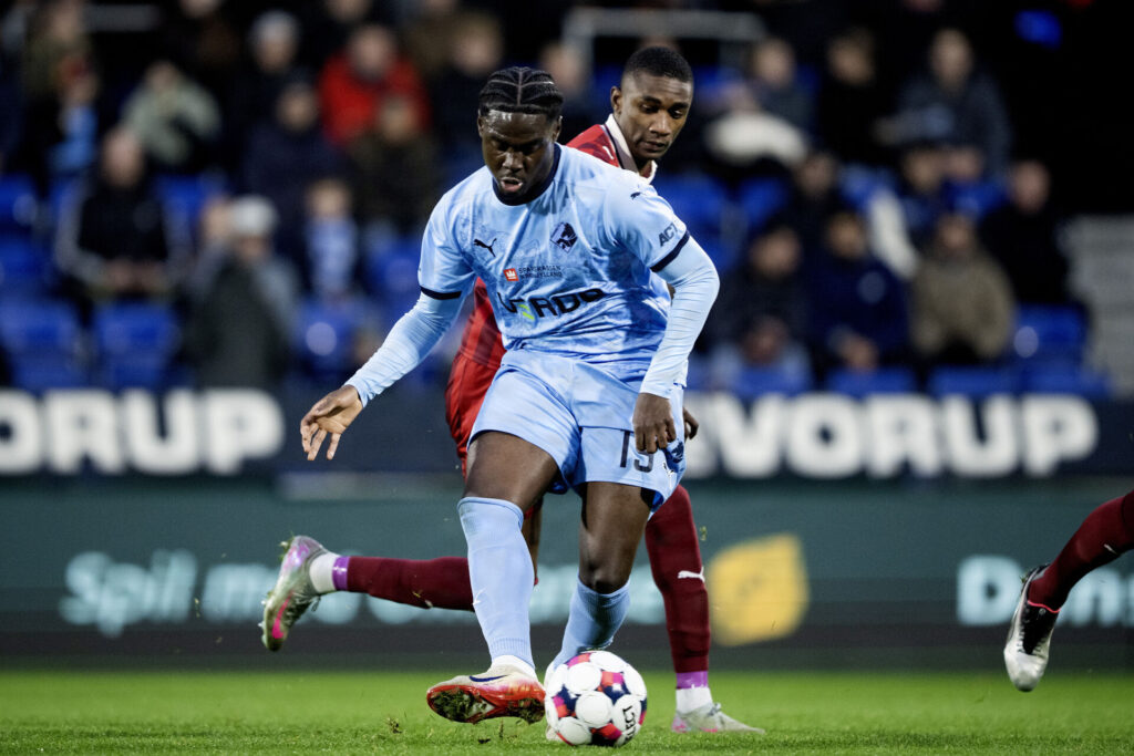 Musa Touré i kamp mod FC Midtjyllands Denil Castillo.