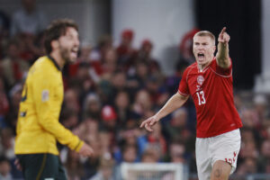 Rasmus Nissen Kristensen råber og peger under opgøret mellem Danmark og Wales i Nations League den 27. september 2026.