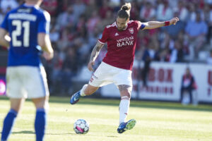 Raúl Albentosa sparker til bolden.