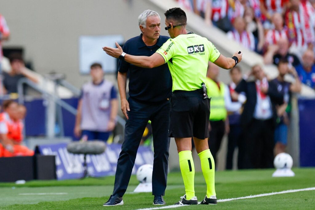 José Mourinho med en dommer.