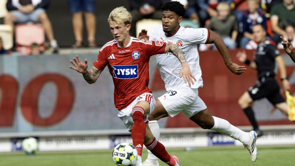 Lucas Riisgaard dribler forbi FC Midtjyllands Pedro Bravo i søndagens opgør