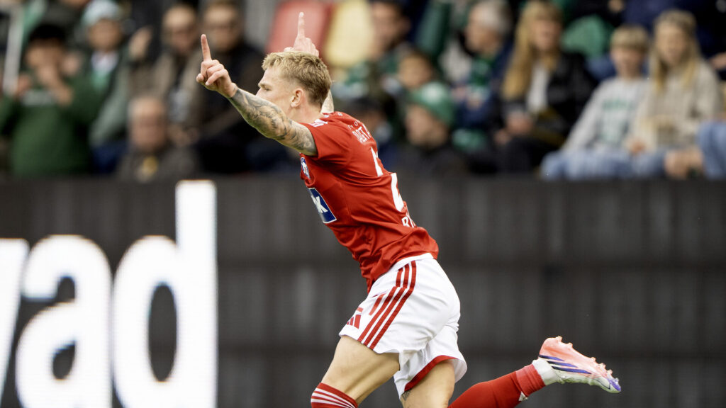 Lucas Riisgaard fejrer sin scoring imod Viborg FF