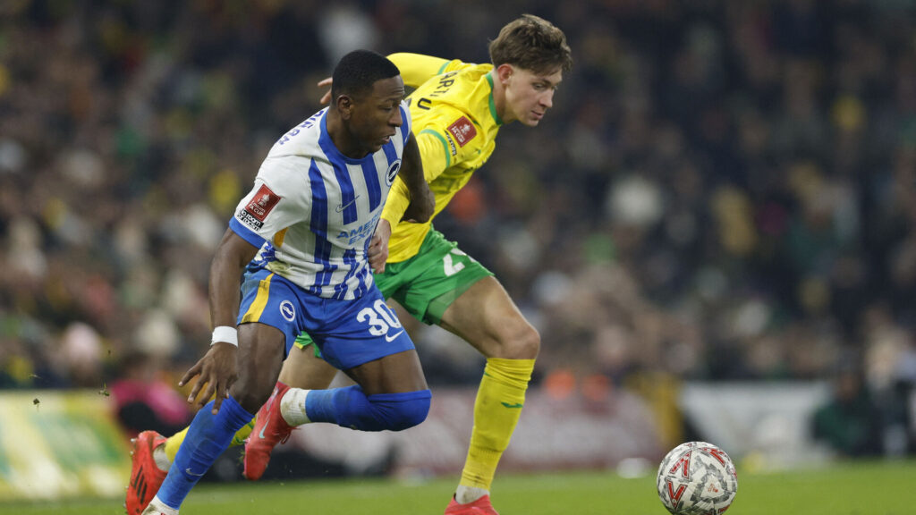 Oscar Schwartau i aktion for Norwich
