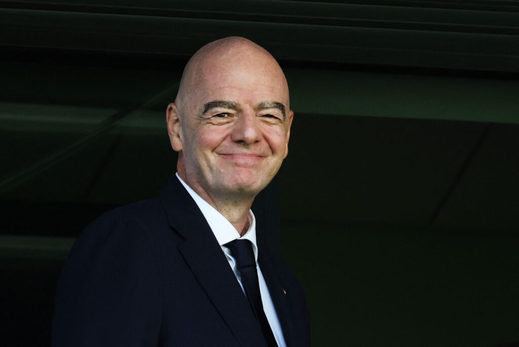 Gianni Infantino smiler lumskt.