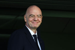 Gianni Infantino smiler lumskt.