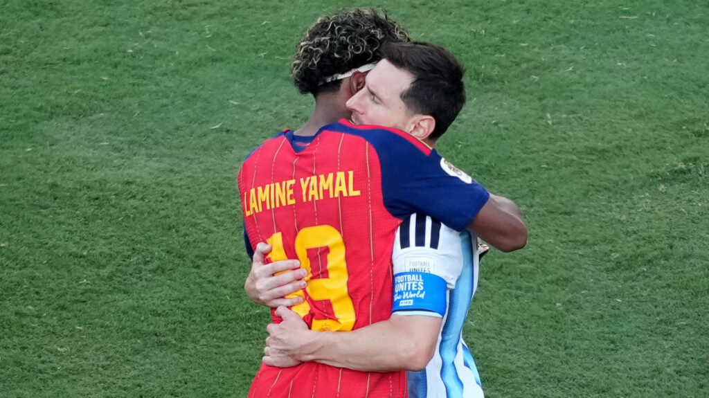 Lamine Yamal og Lionel Messi omfavner hinanden efter VM-finalen