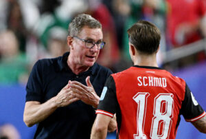 Ralf Rangnick snakekr med Romano Schmid.