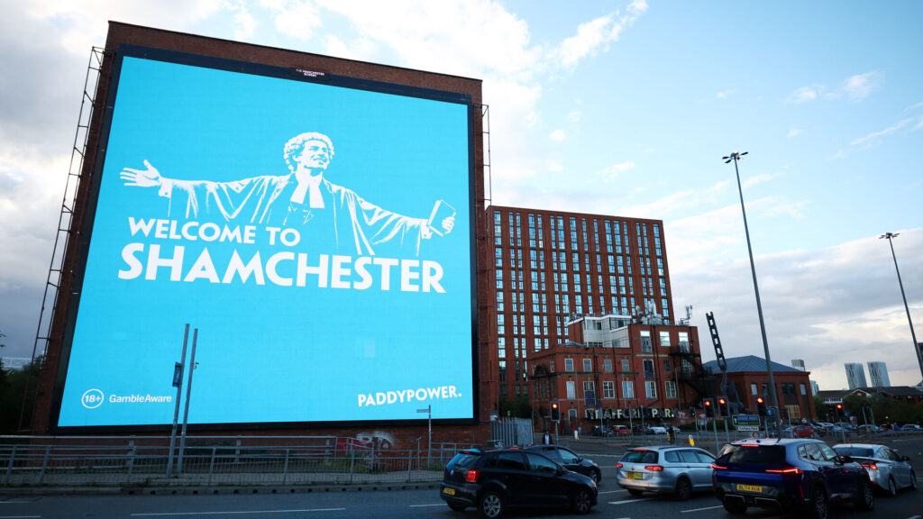 Et firma har opsat et billboard i Manchester, hvor der står 'Velkommen til Shamchester'