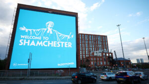 Et firma har opsat et billboard i Manchester, hvor der står 'Velkommen til Shamchester'