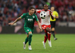 Mads Pedersen for FC Augsburg mod Bayern München i Bundesligaen den 27. august 2023.