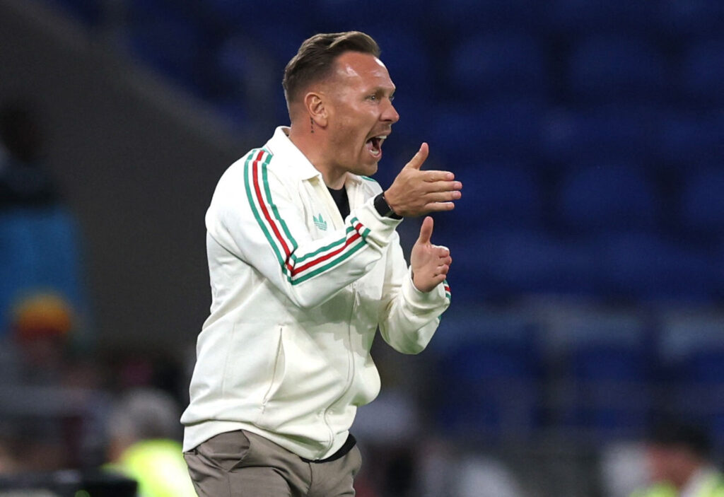 Craig Bellamy dirigerer sine spillere under en testkamp.
