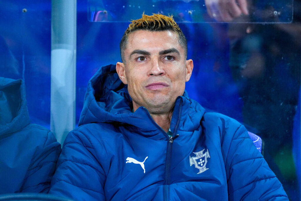 Cristiano Ronaldo på bænken for Portugal mod Norge.