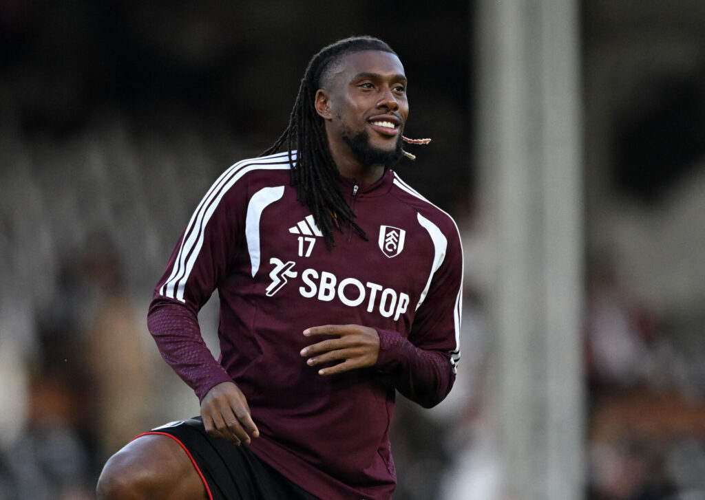 Alex Iwobi varmer op.