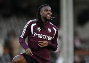 Alex Iwobi varmer op.