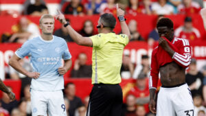 Dommer Michael Oliver laver VAR-tegn.
