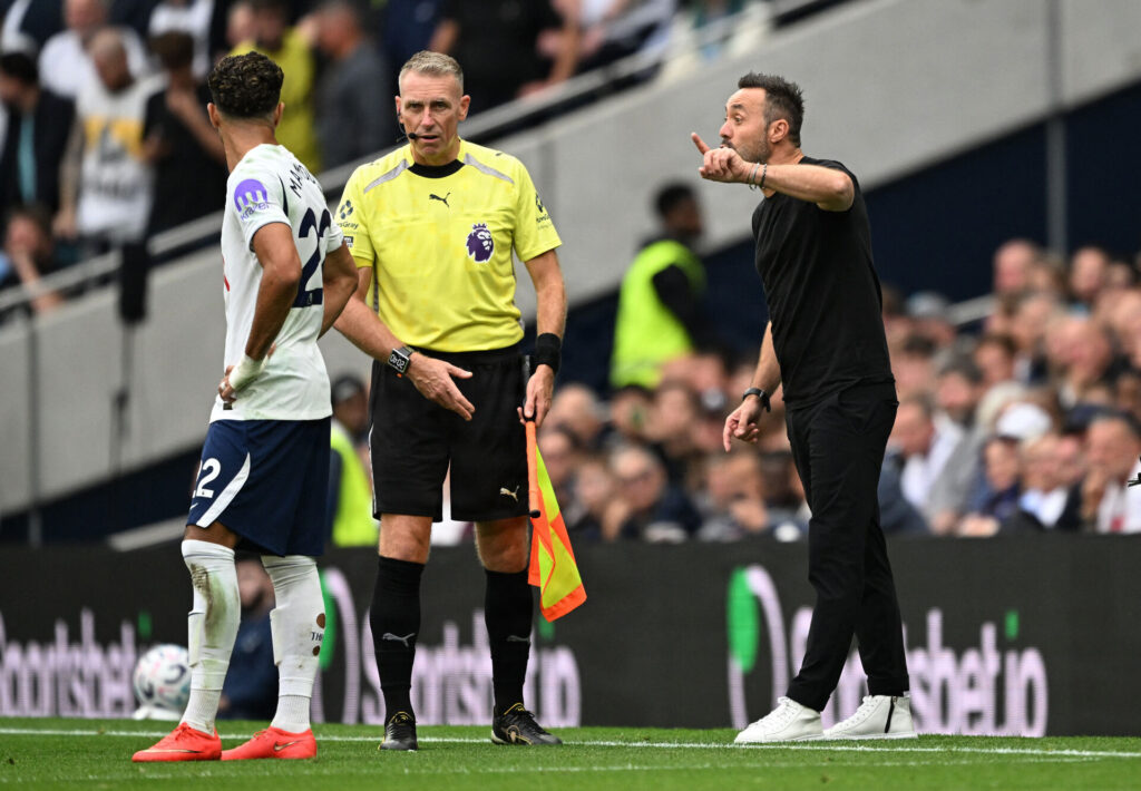 Roberto De Zerbi der giver besked til Omar Marmoush under kampen mod Everton