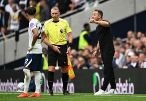 Roberto De Zerbi der giver besked til Omar Marmoush under kampen mod Everton