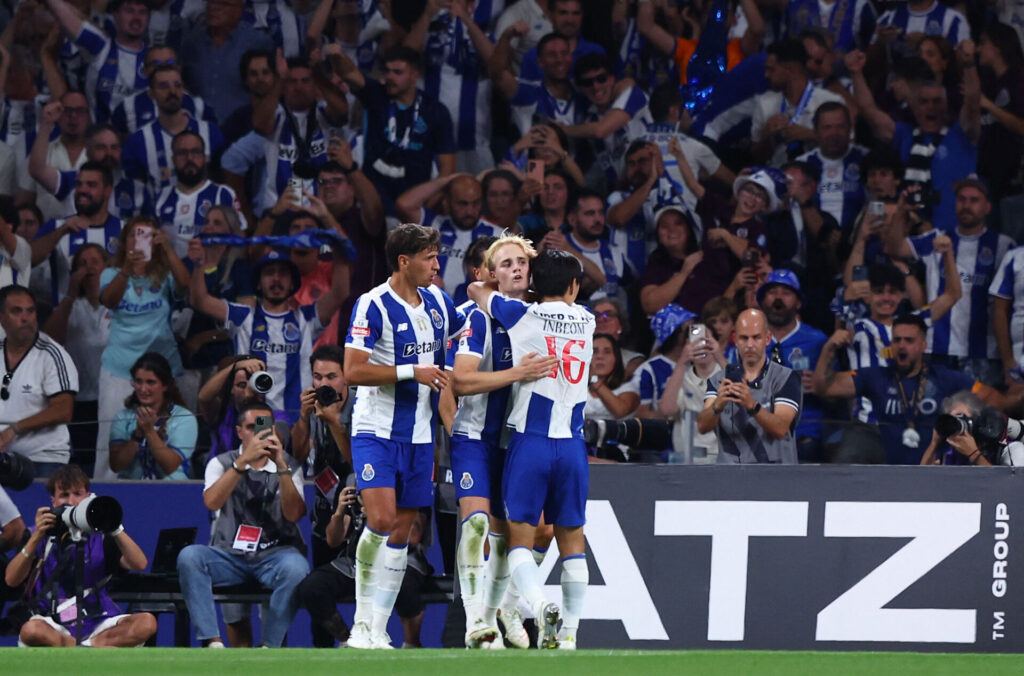 Victor Froholdt jubler med holdkammeraterne fra FC Porto efter scoringen mod Benfica den 20. september 2026.