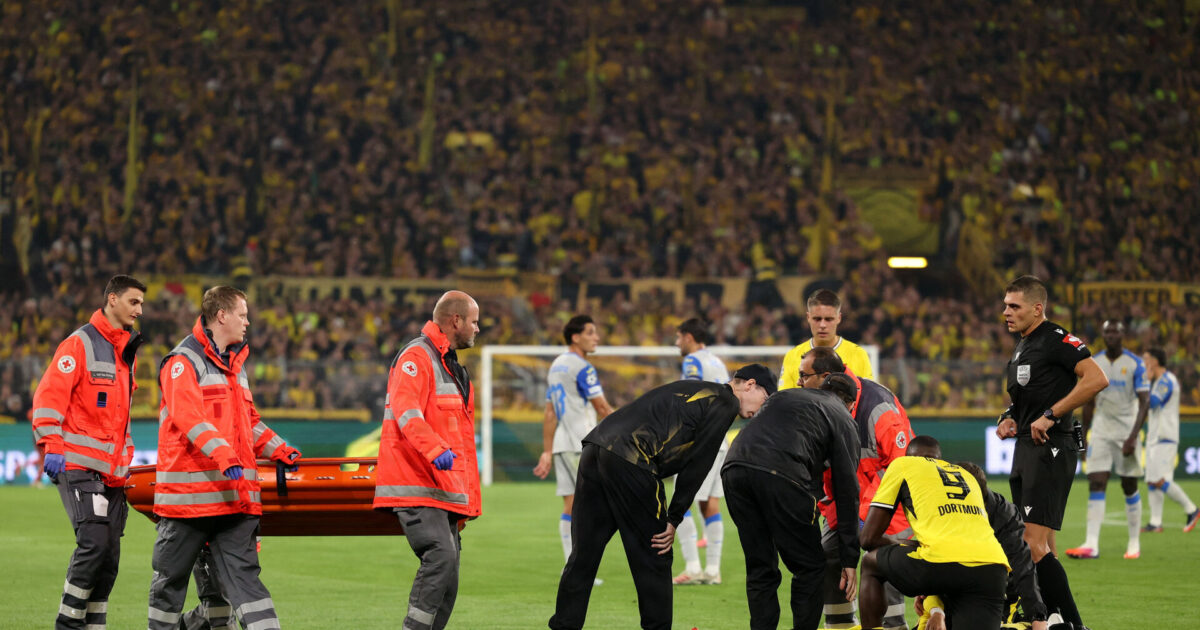 Dortmund-juvel måtte bæres fra banen Foto: Leon Kuegeler/REUTERS