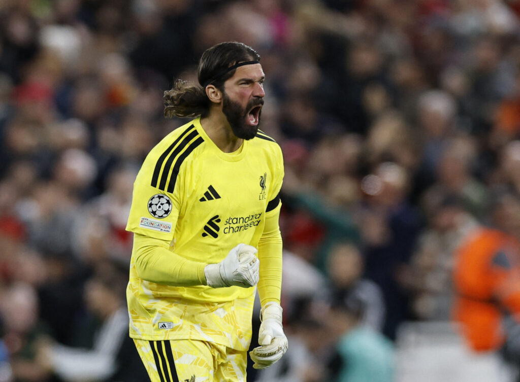 Alisson Becker under en kamp for Liverpool.