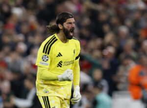 Alisson Becker under en kamp for Liverpool.